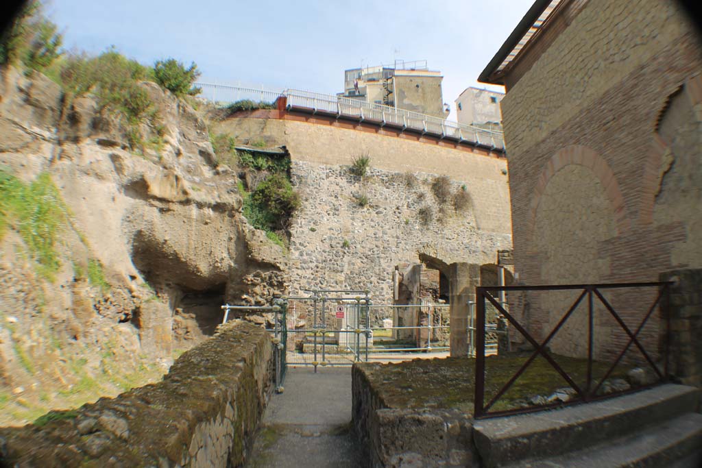Cardo III, Herculaneum. March 2014. Looking north towards west end of Decumanus Maximus.
Foto Annette Haug, ERC Grant 681269 DÉCOR.