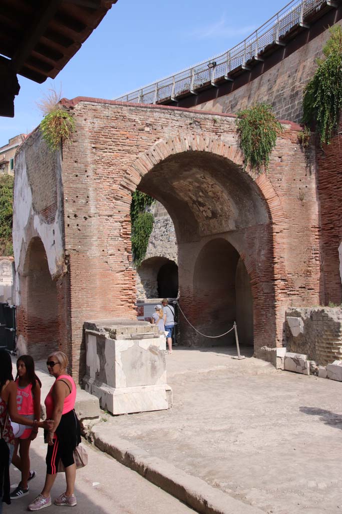 Herculaneum, September 2019. Looking north-west towards four-sided arch from Decumanus Maximus.
Photo courtesy of Klaus Heese.