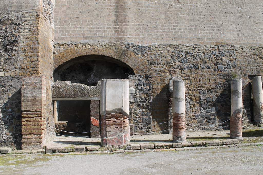 Decumanus Maximus, Herculaneum. March 2014. Looking towards north side, at west end near four-sided Arch.
Foto Annette Haug, ERC Grant 681269 DÉCOR.
