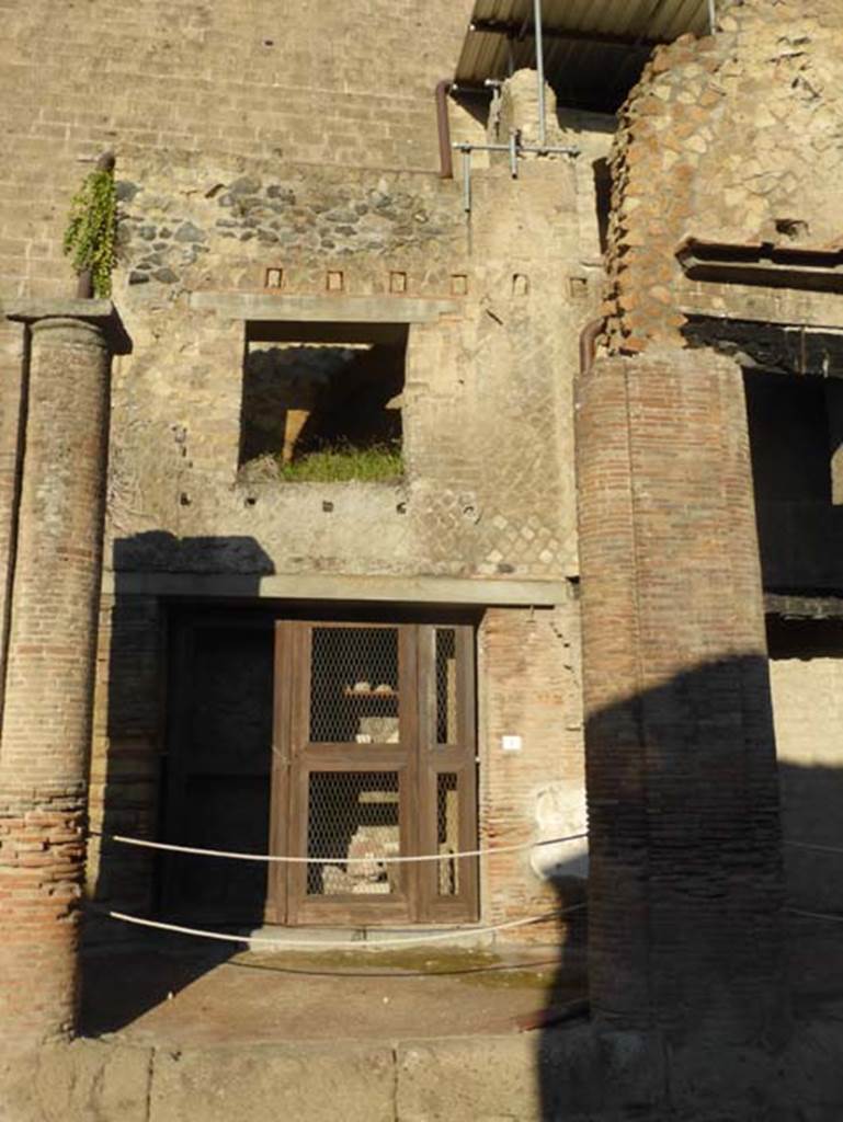 Decumanus Maximus, Herculaneum, September 2015. Buildings on north side of the Decumanus Maximus, doorway number 1. This shows a modern door that closes shop no. 1. Inside one could see the objects exhibited by Maiuri, after their excavation.
See Camardo, D, and Notomista, M, eds. (2017). Ercolano: 1927-1961. L’impresa archeologico di Amedeo Maiuri e l’esperimento della citta museo. Rome, L’Erma di Bretschneider, (p.278, Scheda 54)