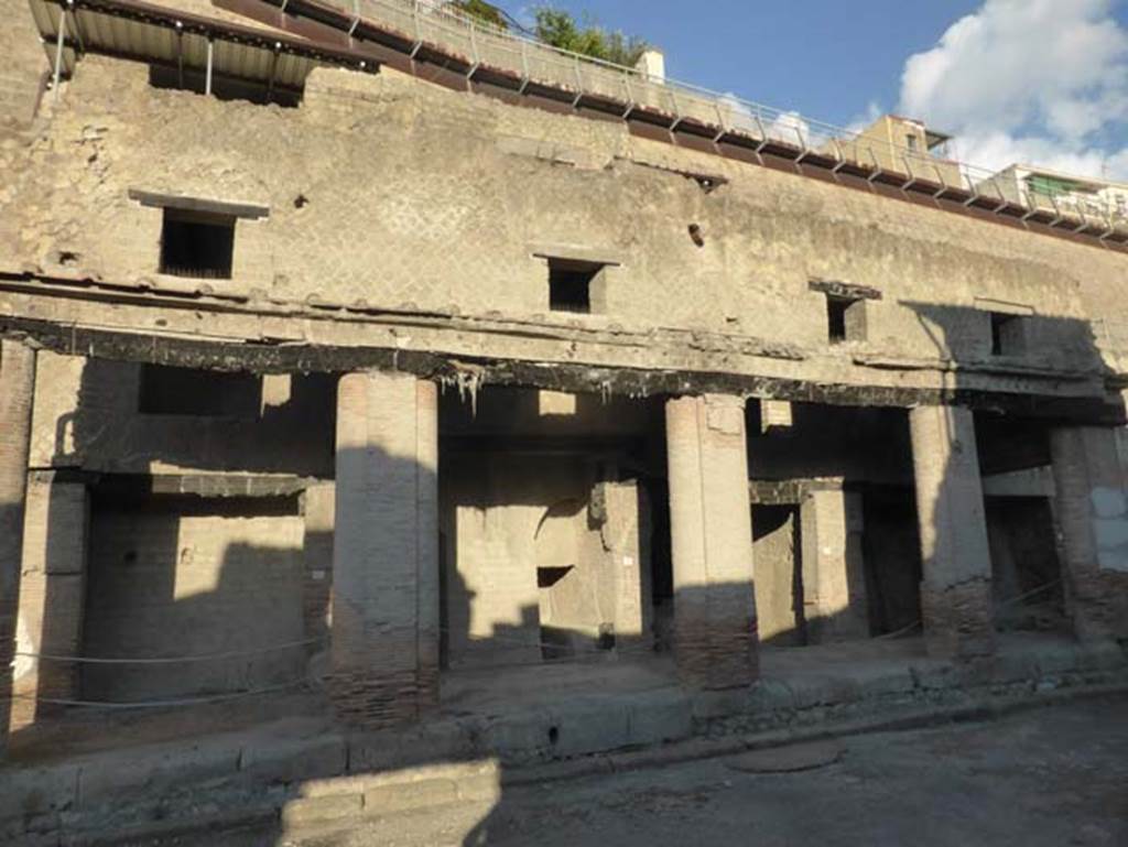 Decumanus Maximus, Herculaneum, September 2015. 
North side of Decumanus Maximus, with doorways numbered from 2 to 6, set under portico.
