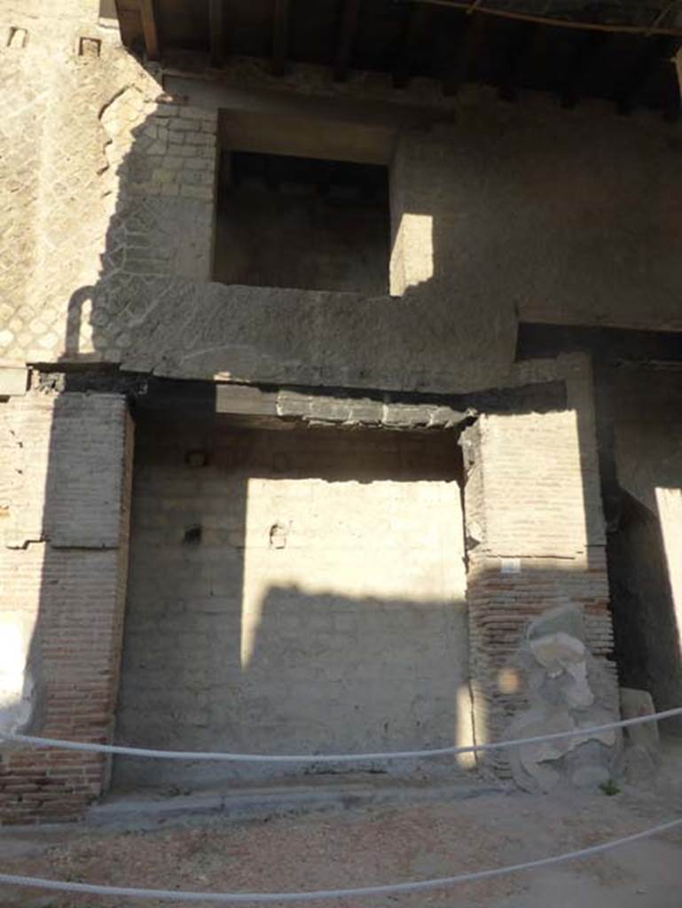 Decumanus Maximus, Herculaneum, September 2015.
Building on north side of the Decumanus Maximus, doorway numbered 2.