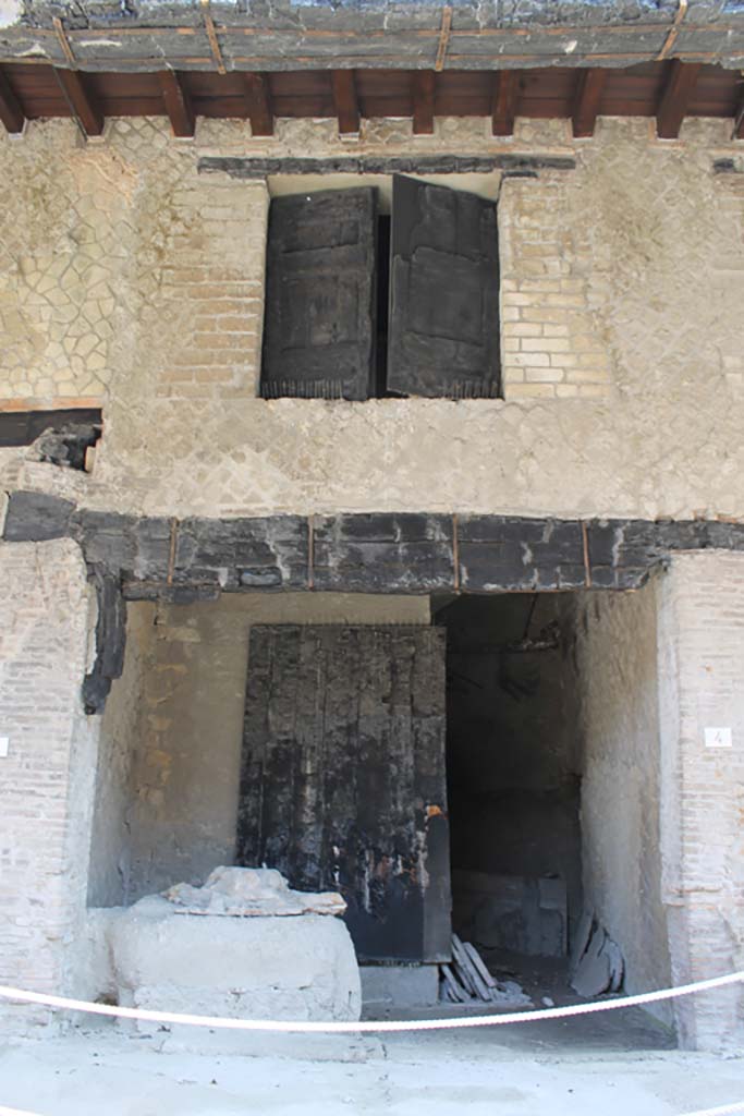 Decumanus Maximus, Herculaneum. March 2014.
Building on north side of the Decumanus Maximus, doorway to shop numbered 4.
Foto Annette Haug, ERC Grant 681269 DÉCOR.
