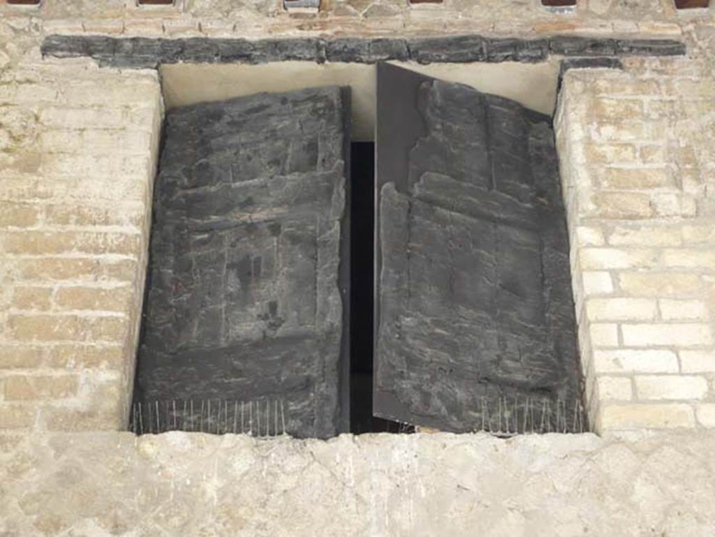 Decumanus Maximus, Herculaneum. August 2013. Detail of window above doorway numbered 6. Photo courtesy of Buzz Ferebee.