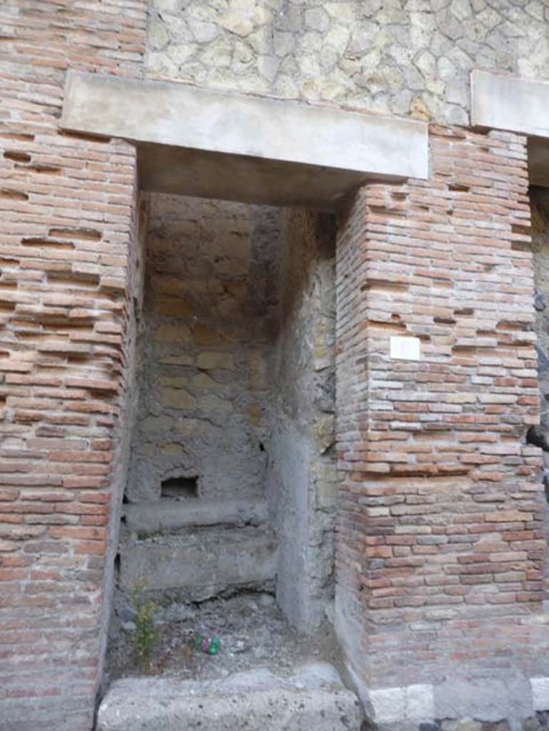 Decumanus Maximus, Herculaneum, September 2015.
Building on north side of the Decumanus Maximus, doorway numbered 9.