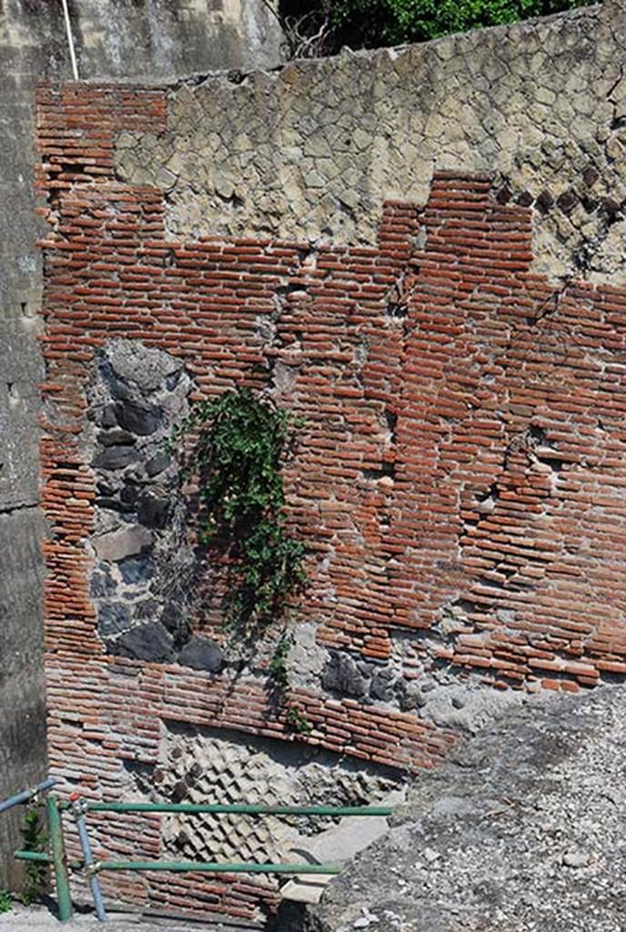 II.1, Herculaneum, June 2008. Looking west to exterior south-east corner of property.
Photo courtesy of Nicolas Monteix.