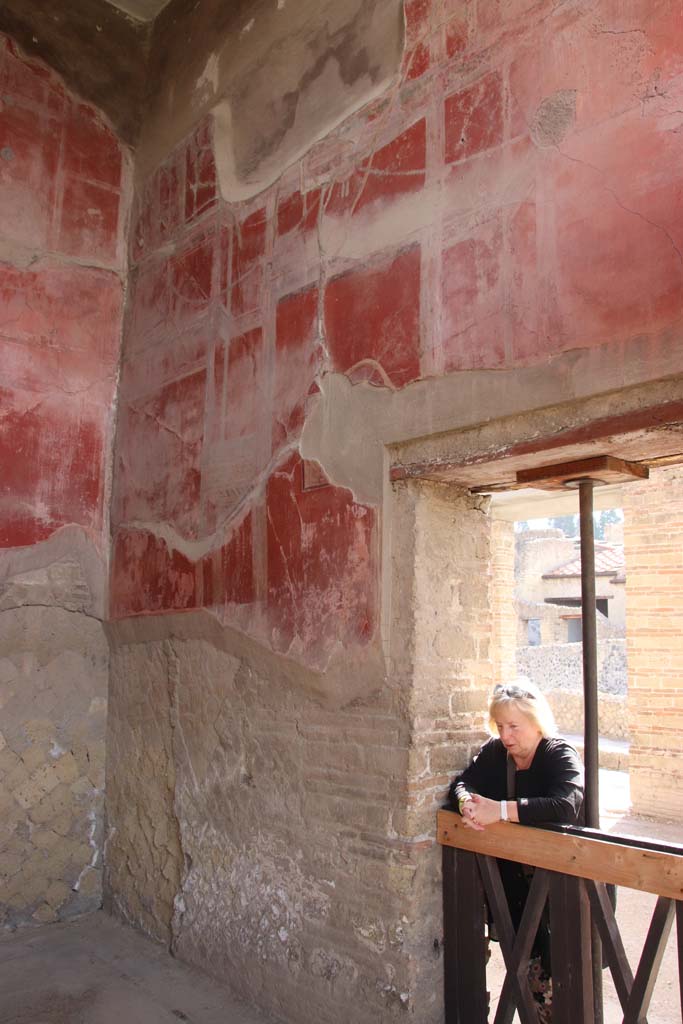 II.2 Herculaneum, September 2017. 
Looking towards east wall and north-east corner of room on north side of peristyle. 
On the east wall was a central painting showing Hercules in the garden of Hesperides, but now illegible. 
Photo courtesy of Klaus Heese.
