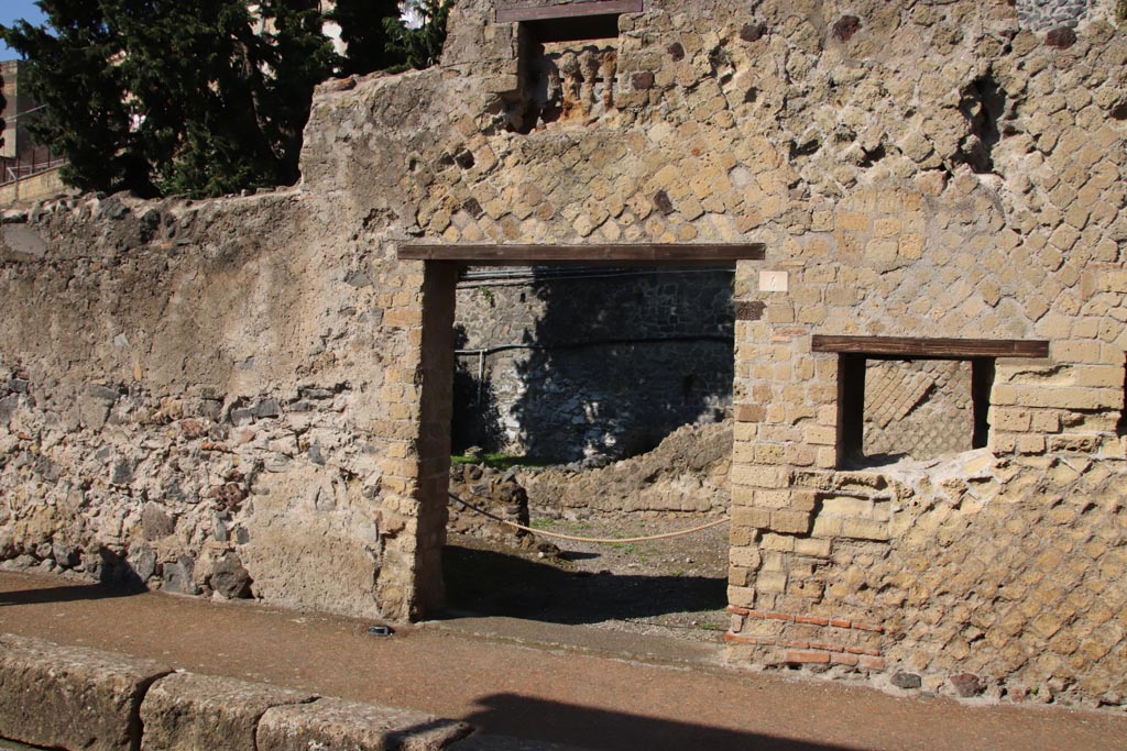 II.4, Herculaneum, October 2022. Looking towards entrance doorway. Photo courtesy of Klaus Heese.

