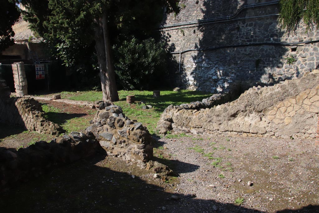 II.4 Herculaneum, October 2022.
Lower, left and right, remains of rooms on south side of shop. The upper part of the photo belongs to II.3. Photo courtesy of Klaus Heese.