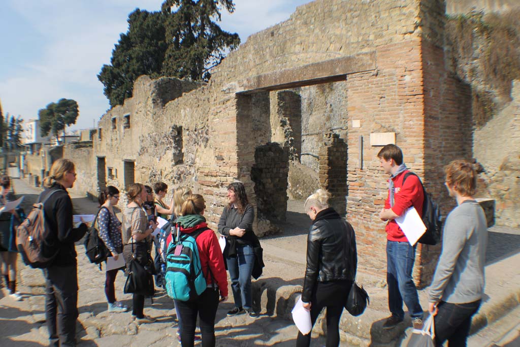 II.6 Herculaneum. March 2019. Entrance doorway to bar room. Looking south along west side of Cardo III. 
Foto Annette Haug, ERC Grant 681269 DÉCOR.
