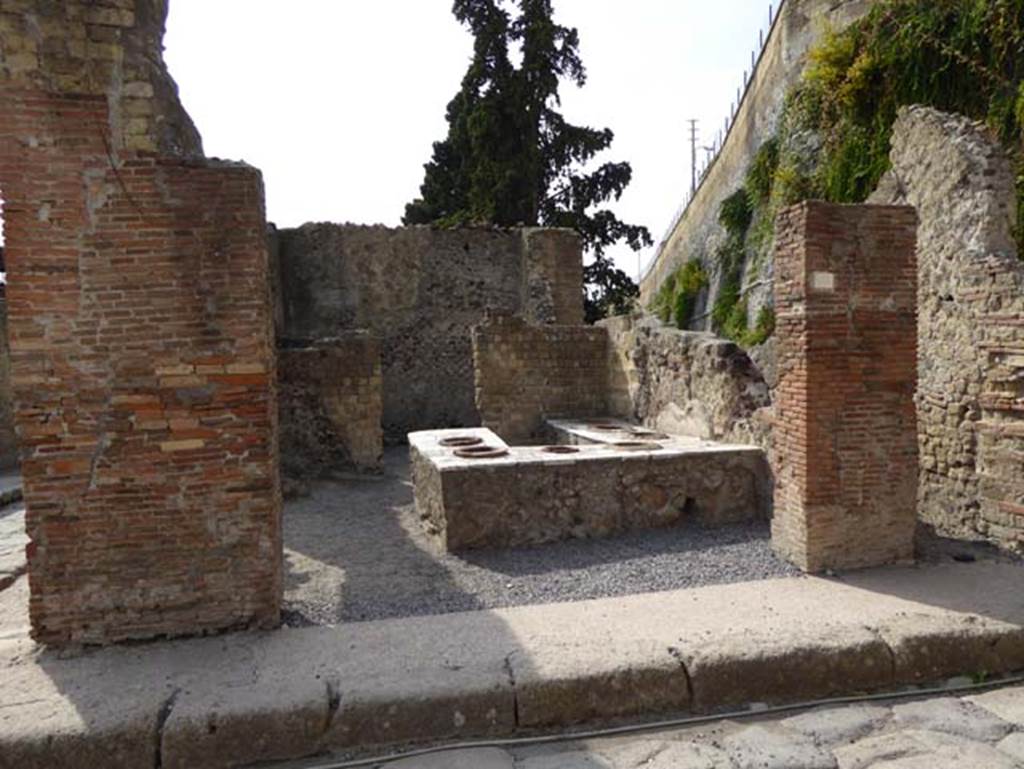 II.7/6 Herculaneum, October 2014. Looking south to entrance doorway. Photo courtesy of Michael Binns.