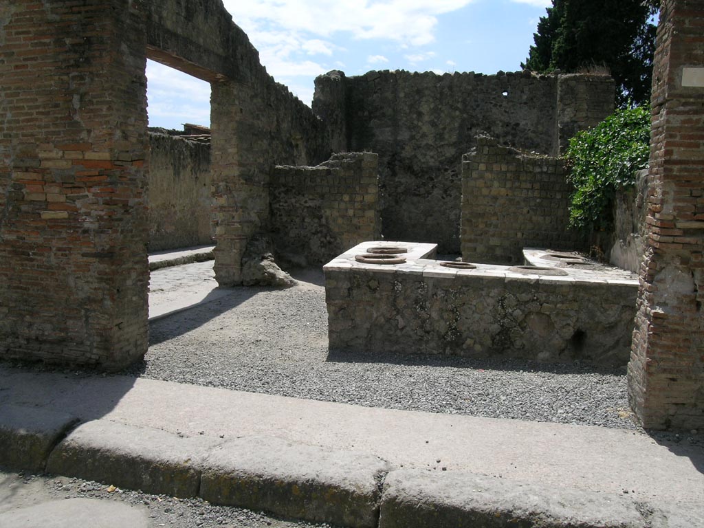 II.7/6 Herculaneum, May 2006.
Looking south to entrance doorway, with doorway at II.6 to be seen on the left. Photo courtesy of Nicolas Monteix.