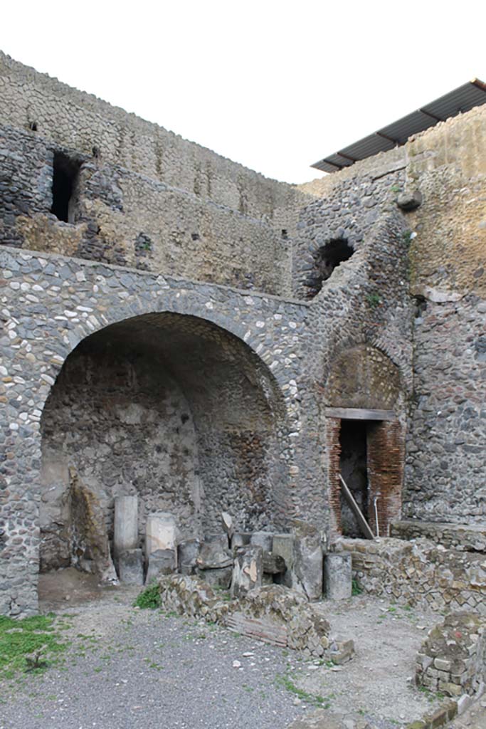 Herculaneum, March 2014. Sacred Area terrace, looking towards the north-west corner.
On the upper floor is an area with windows giving light and air to the rooms on the lower floor of the Casa dell’Albergo (III.1).
Area a, doorway from corridor on lower floor, and a’, on drawing of plan above.
Foto Annette Haug, ERC Grant 681269 DÉCOR.