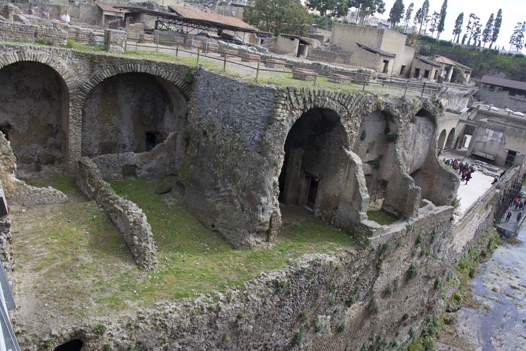 III.1/2/18/19, Herculaneum, March 2019.
Looking north-east from access bridge towards lower rooms of Casa dell’Albergo with the portico and terrace on the floor above.
Foto Annette Haug, ERC Grant 681269 DÉCOR