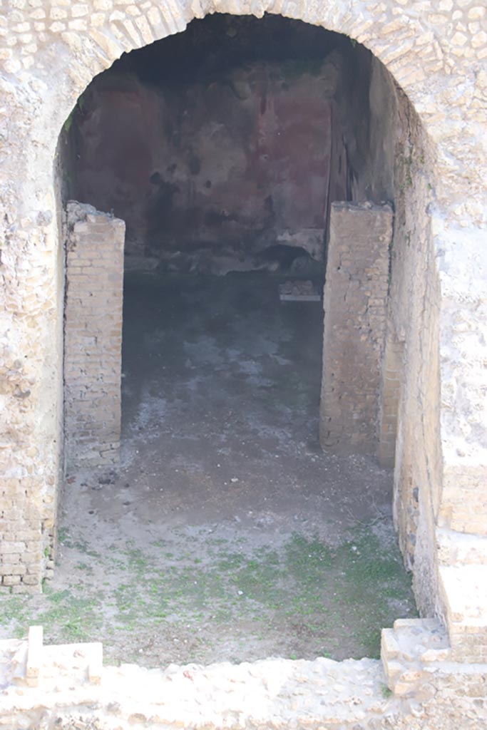 III.1/2/18/19, Herculaneum. October 2023.
Looking north from access roadway towards room E, with room D at its rear.
Photo courtesy of Klaus Heese.