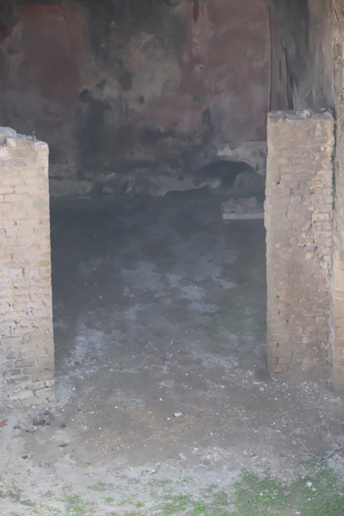 III.1/2/18/19, Herculaneum. October 2023.
North wall of room E with doorway into room D. Photo courtesy of Klaus Heese.