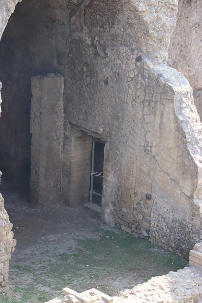 III.1/2/18/19, Herculaneum. October 2023.
Room E, east wall with doorway into a corridor. Photo courtesy of Klaus Heese.