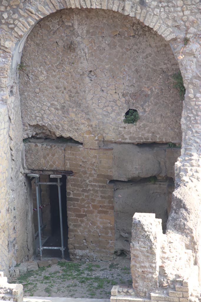III.1/2/18/19, Herculaneum. October 2023.
Looking towards north-west side of room B. Photo courtesy of Klaus Heese.