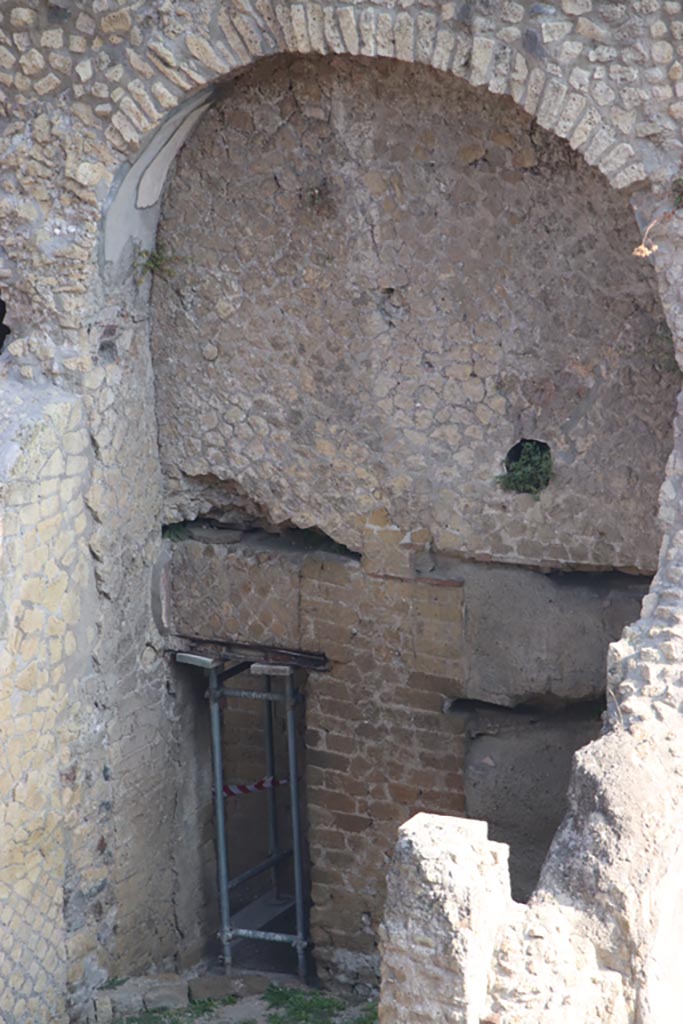 III.1/2/18/19, Herculaneum. October 2023.
Detail from north-west side of room B. Photo courtesy of Klaus Heese.