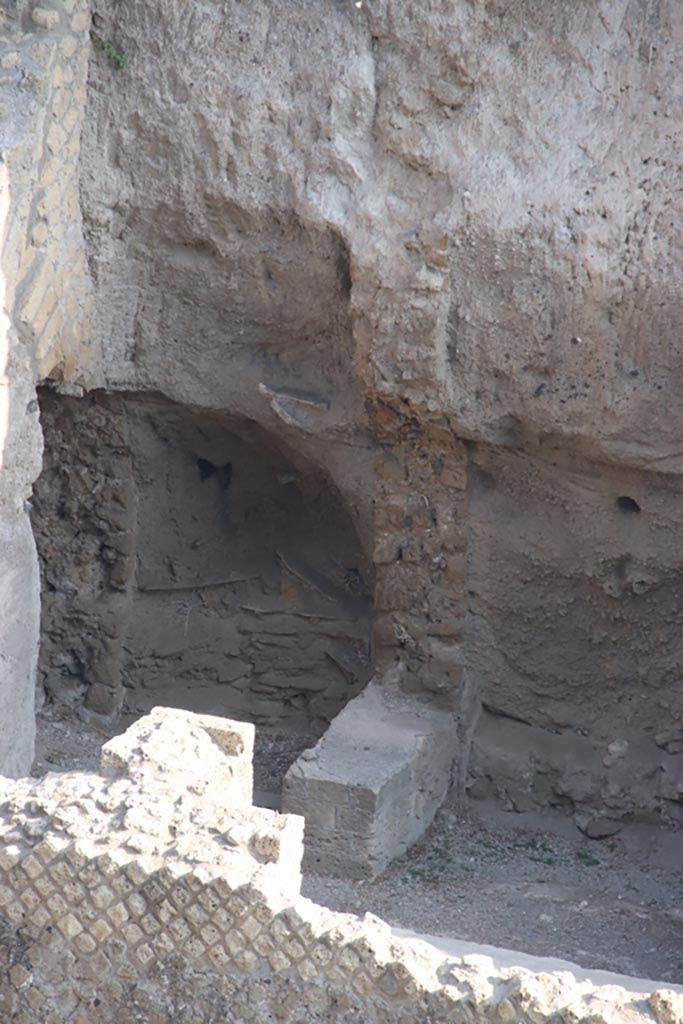 III.1/2/18/19, Herculaneum. October 2023.
Detail from west end of north wall. Photo courtesy of Klaus Heese.