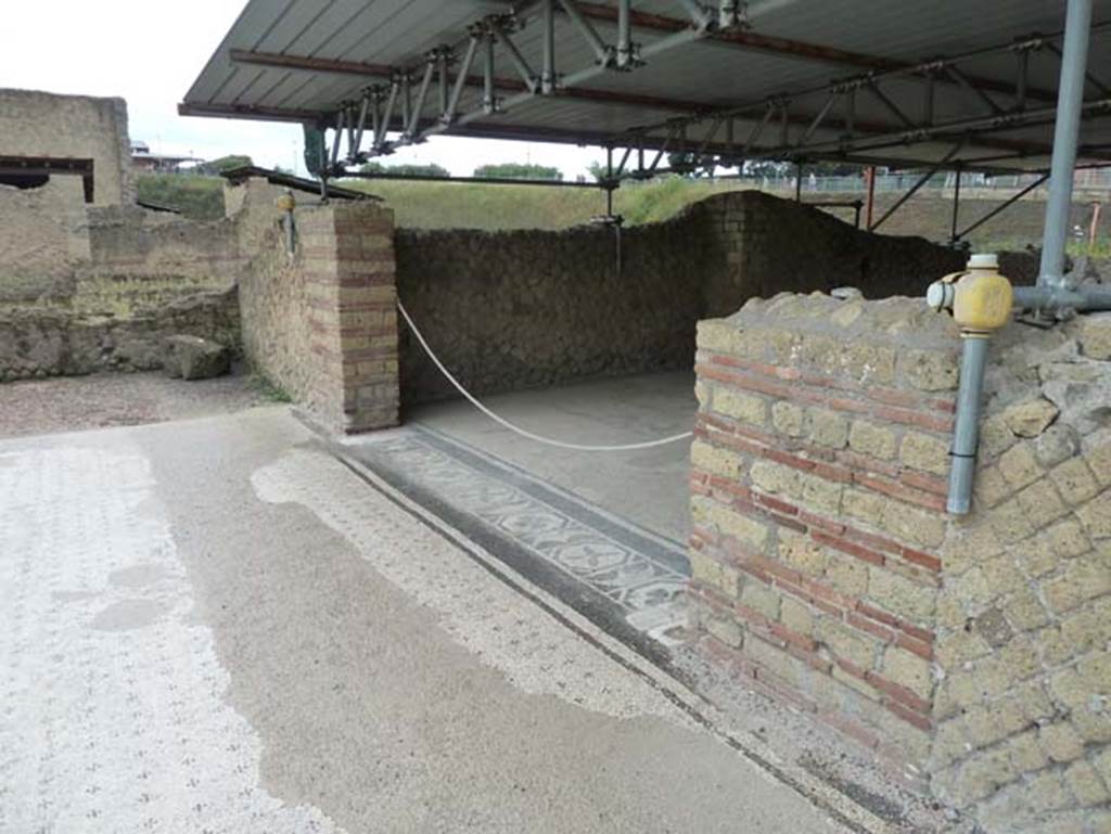 III.1 Herculaneum, September 2015.
Room 31 peristyle, looking towards south-east corner of south portico, and entrance doorway with mosaic threshold into room 23.