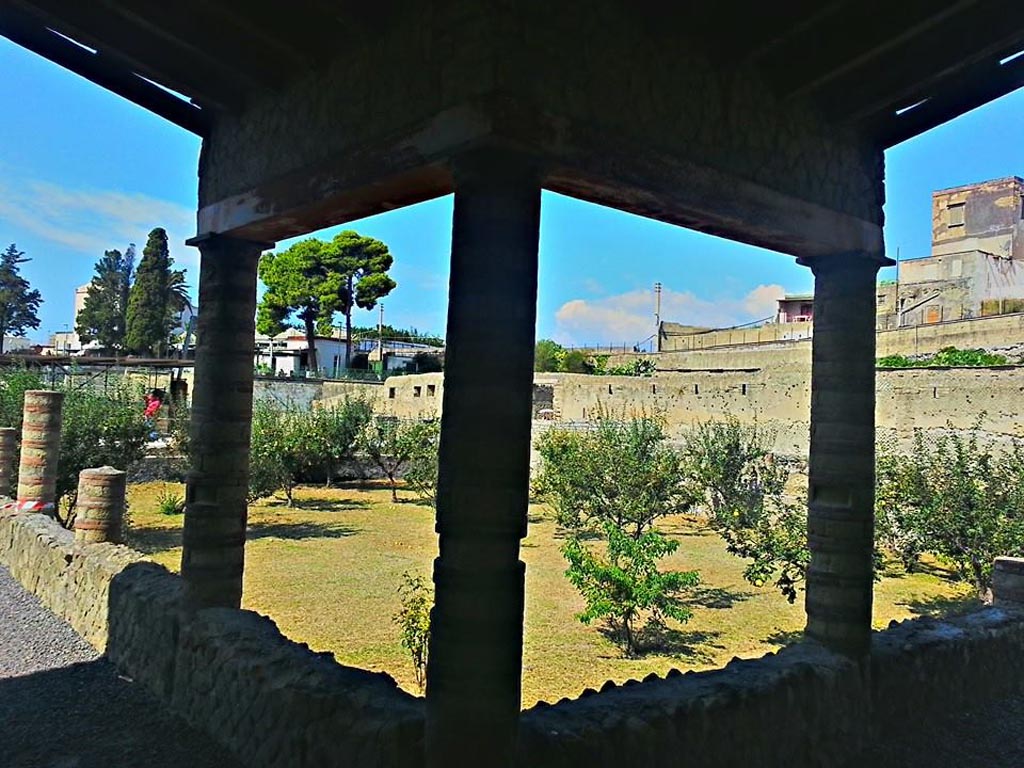 III.1 Herculaneum, photo taken between October 2014 and November 2019.
Area 31, east and north portico, looking south-west across peristyle garden. Photo courtesy of Giuseppe Ciaramella.