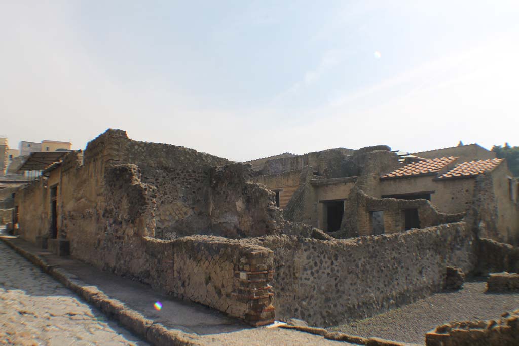 III.2 Herculaneum, March 2019. Looking towards entrance doorway on east side of Cardo III.
Foto Annette Haug, ERC Grant 681269 DÉCOR.