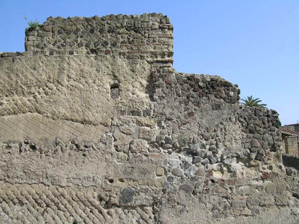 III.03 Herculaneum, June 2005. Looking east towards south end of facade.
Photo courtesy of Nicolas Monteix.
