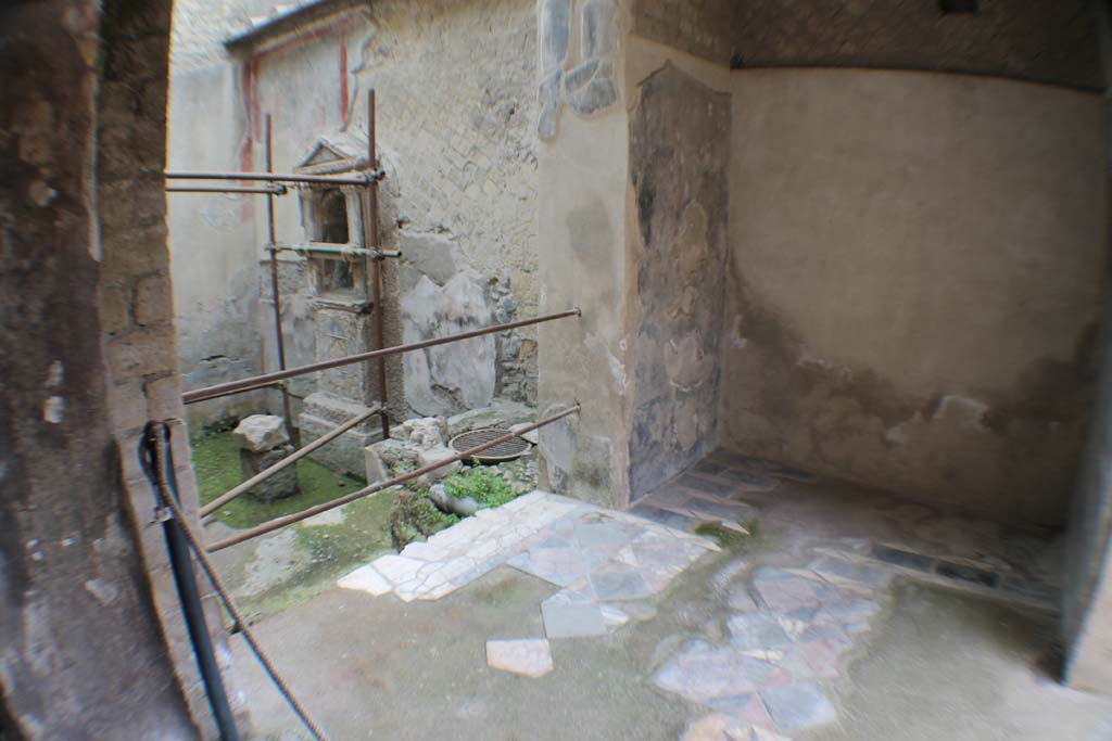 III.3, Herculaneum, March 2014. Looking east across opus sectile flooring in small room towards small light-well.
Foto Annette Haug, ERC Grant 681269 DÉCOR.
