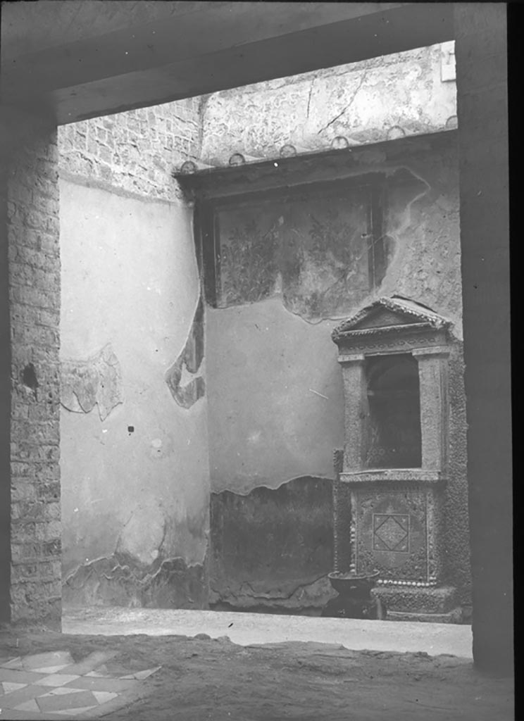 III.3 Herculaneum, Casa Dello Scheletro. H37. 
Looking towards south-east corner and shrine against south wall of lightwell or small courtyard.
Photo used with the permission of the Institute of Archaeology, University of Oxford. File name instarchbx92im002 Resource ID 41151.
See photo on University of Oxford HEIR database