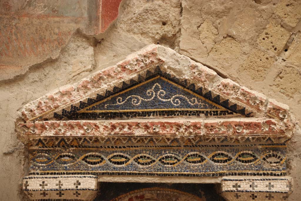 III.3 Herculaneum, October 2020. Detail of mosaic and shell-trimmed aedicula lararium. Photo courtesy of Klaus Heese.
