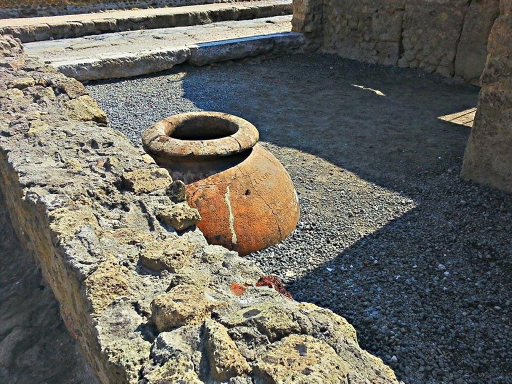 III.6 Herculaneum, photo taken between October 2014 and November 2019.
Looking north across shop-room with buried dolium towards entrance doorway. Photo courtesy of Giuseppe Ciaramella.