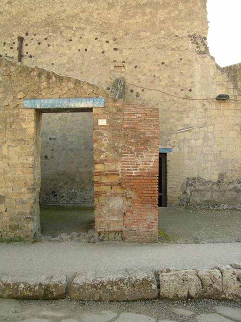III.9, Herculaneum. May 2005. Entrance doorway, in northern facade of Insula III.
Photo courtesy of Nicolas Monteix.