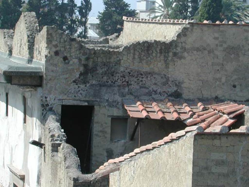 III.10, Herculaneum. September 2003. Looking south towards upper floor of room above shop-room.
Photo courtesy of Nicolas Monteix.