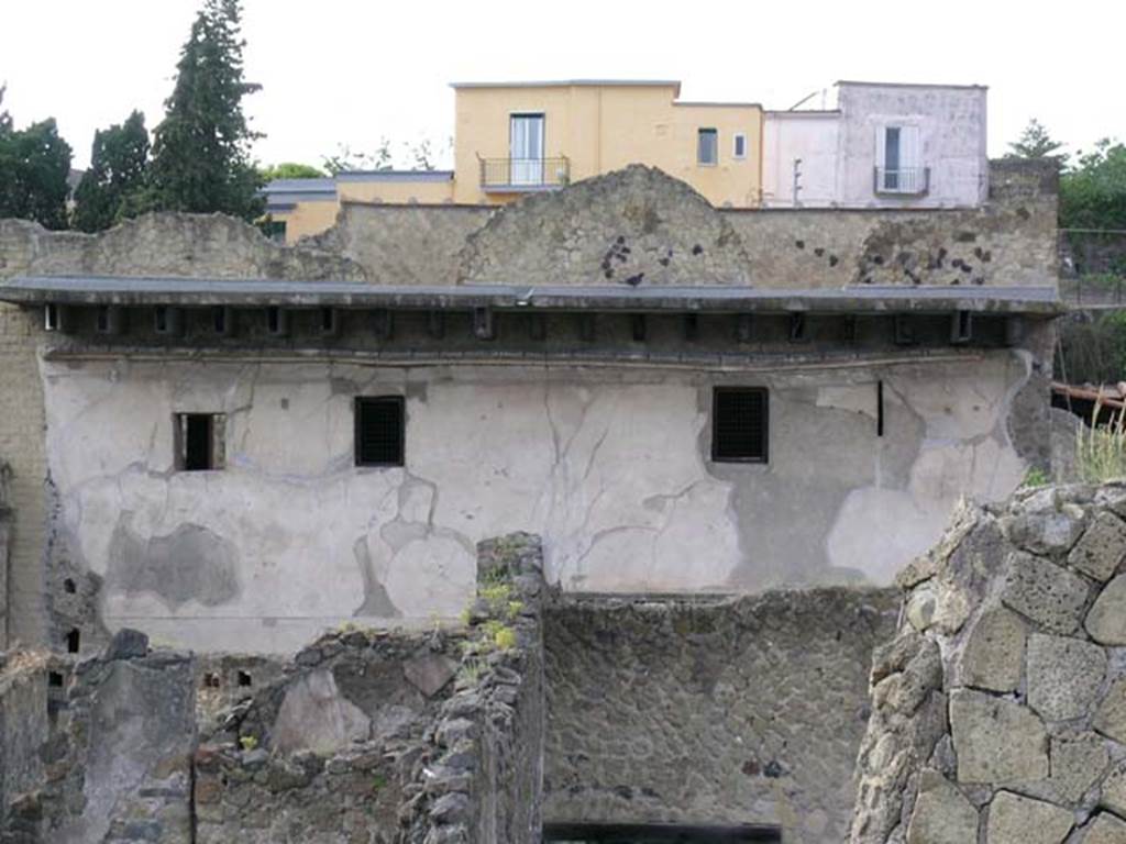 III,11 Herculaneum, May 2004. Looking across to upper floor and balcony, from IV.8. Photo courtesy of Nicolas Monteix.
