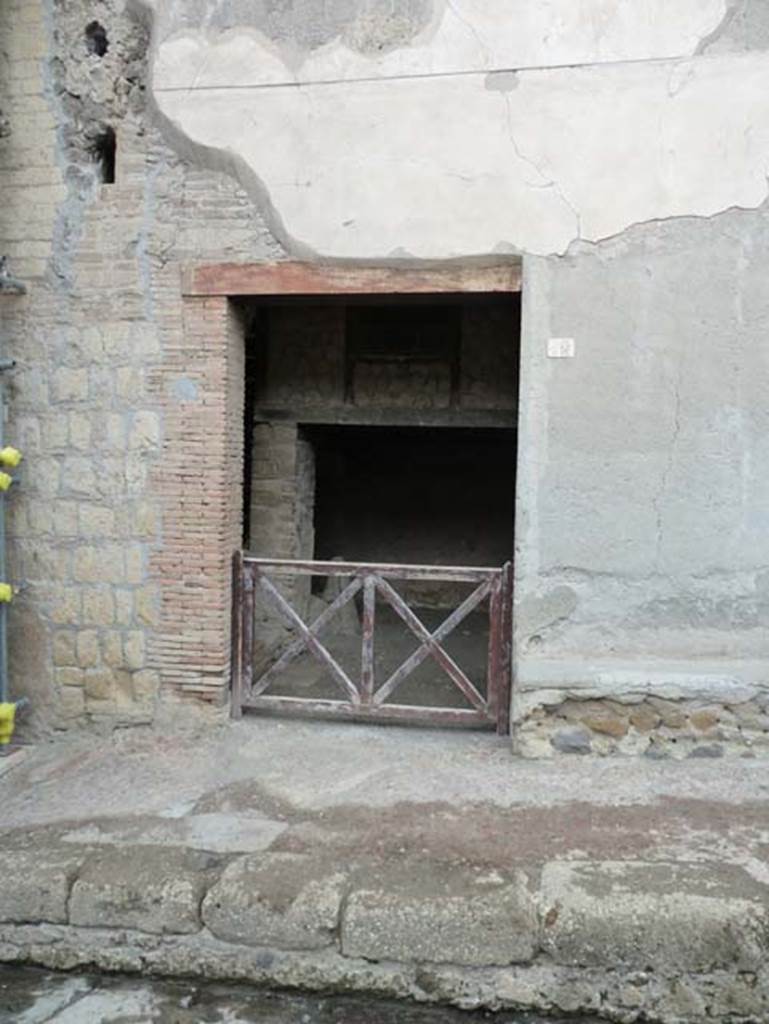 Ins. III.12, Herculaneum, September 2015. Entrance doorway, looking west.