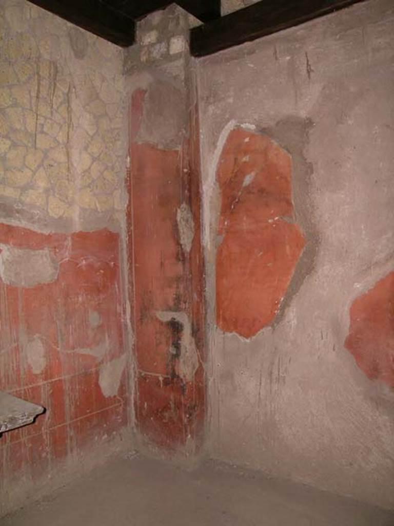 III,13, Herculaneum. April 2005. Room 4, detail of south-west corner.
Photo courtesy of Nicolas Monteix.