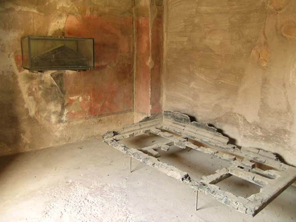 III. 13, Herculaneum. June 2005.
Cubiculum 5, looking towards south-west corner of cubiculum, with the carbonised wooden bed.
Photo courtesy of Nicolas Monteix.
