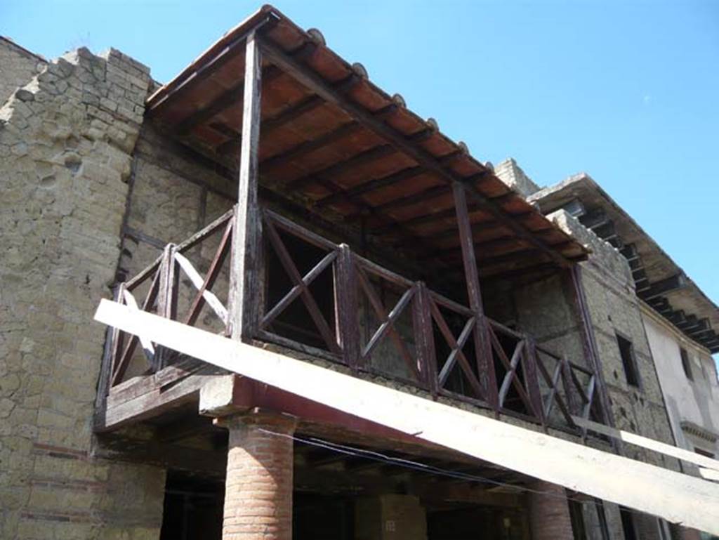 III 13, Herculaneum, August 2013. Upper floor balcony supported by brick columns. Photo courtesy of Buzz Ferebee.