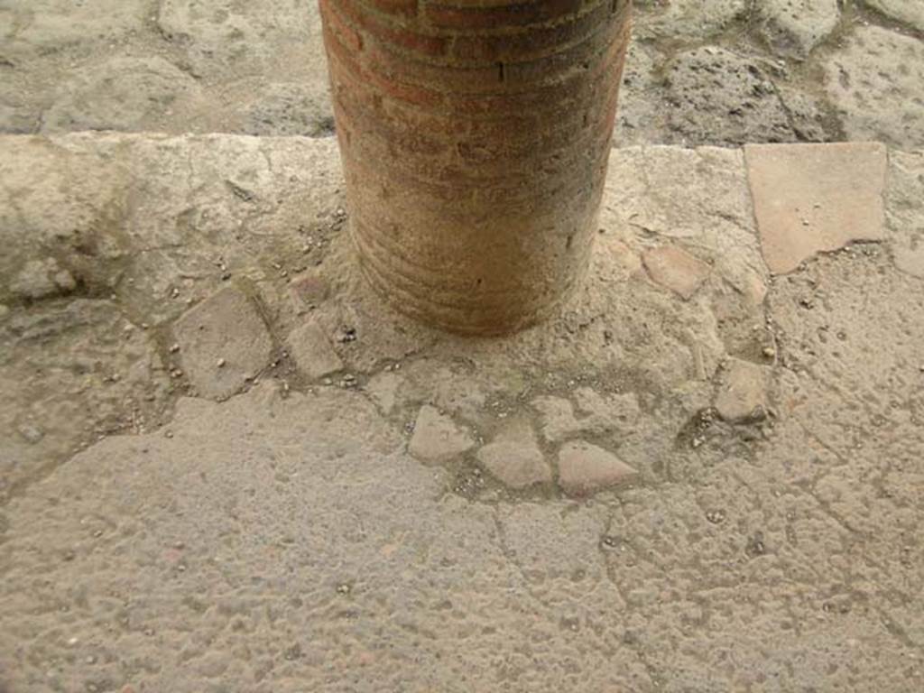 III.15/14/13, Herculaneum. April 2005.
Looking east towards detail of masonry column at northern end of balcony. Photo courtesy of Nicolas Monteix.