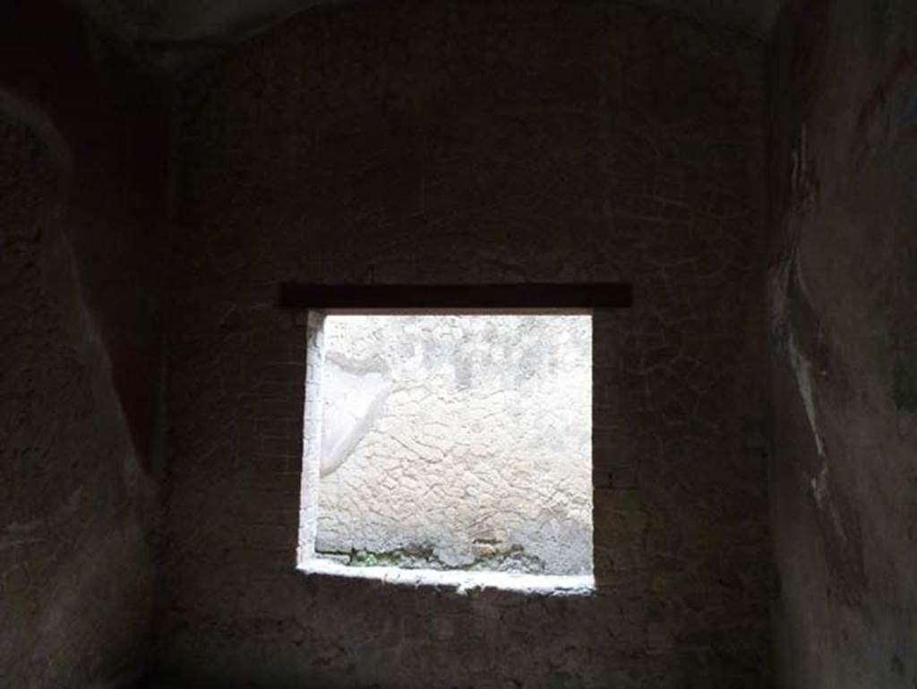 III 16, Herculaneum, September 2015. Room 4, west wall of tablinum, with window into room 7, a light-yard. 