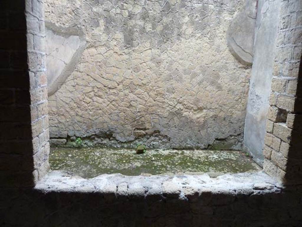 Ins. III.16, Herculaneum, September 2015. Tablinum room 4, looking west into room 7. 