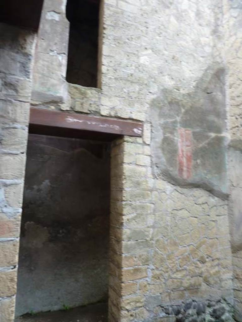 Ins. III.16, Herculaneum, September 2015. Room 7, looking south through tablinum window towards doorway and window to corridor 6.