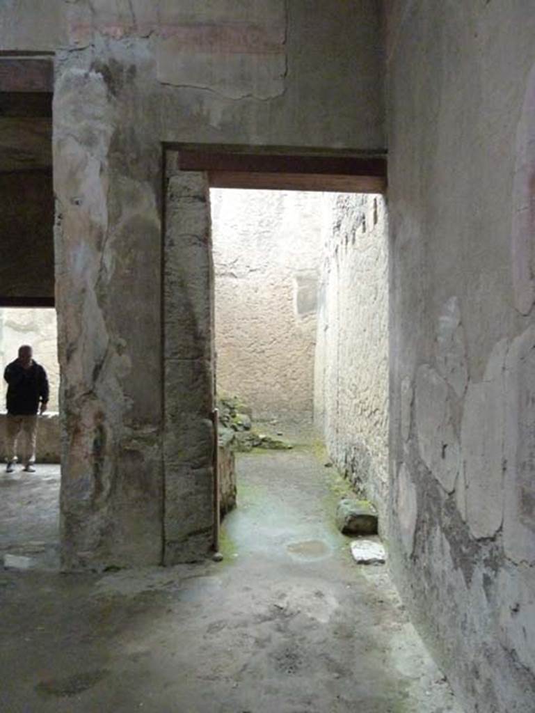 Ins. III 16, Herculaneum, September 2015. Room 9, north-west corner of atrium with doorway to room 5. 