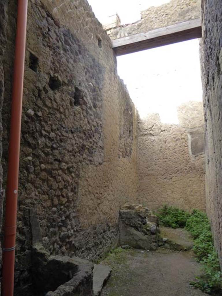 III.16, Herculaneum, October 2014. Room 5, looking west to upper wall. Photo courtesy of Michael Binns.
