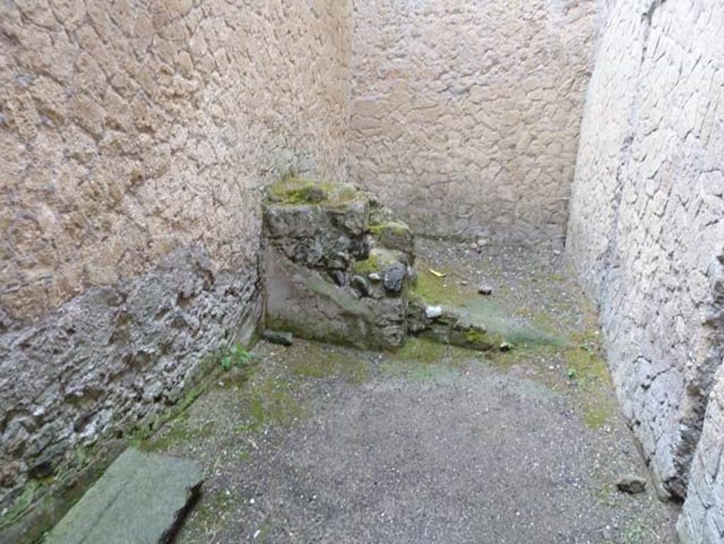 Ins. III 16, Herculaneum, September 2015. Room 5, looking west to steps.