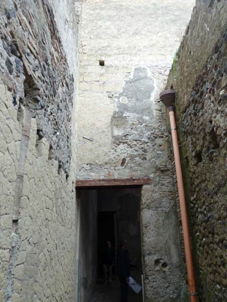 Ins. III 16, Herculaneum, September 2015. Room 5, looking east towards doorway to atrium.