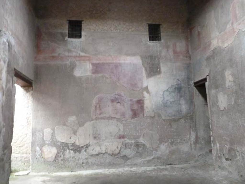Ins. III 16, Herculaneum, September 2015. North wall of atrium 9, with doorway to room 3, on right.