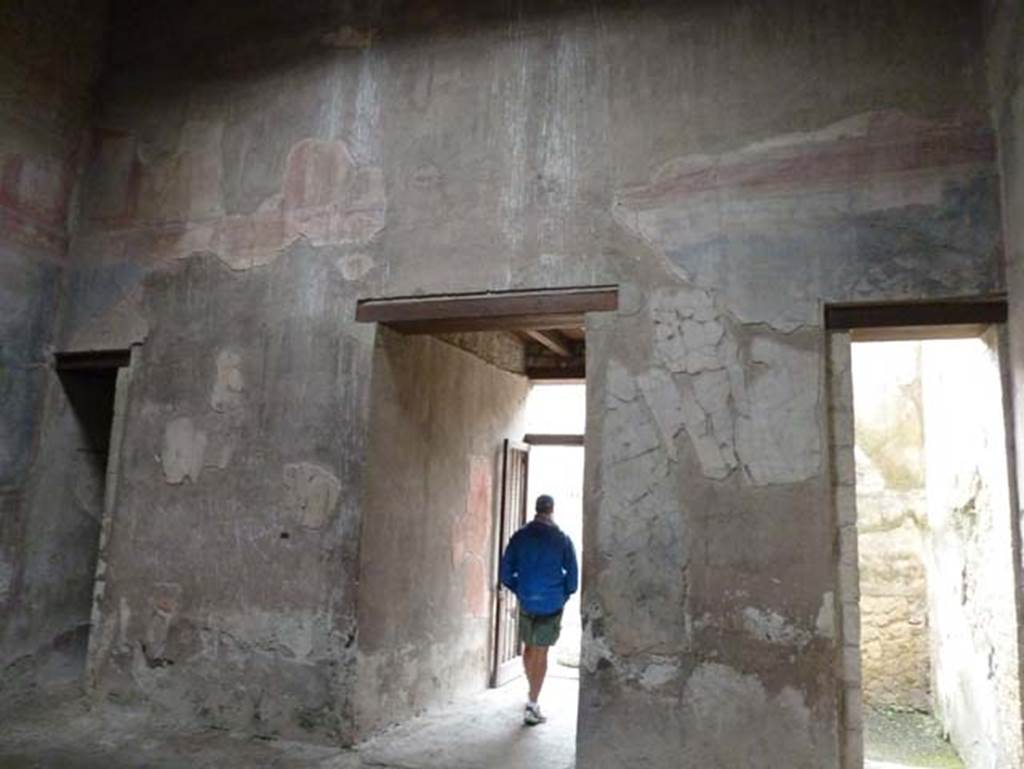 Ins. III 16, Herculaneum, September 2015. East wall of atrium 9,with doorways to room 3, on left, entrance corridor in centre, and room 2, on right.
