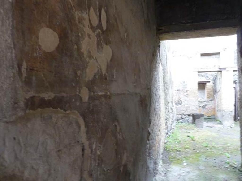 Ins. III 17, Herculaneum, September 2015. South wall of entrance corridor.